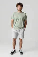 Short deportivo gris con cintura elastizada y cordón de ajuste.