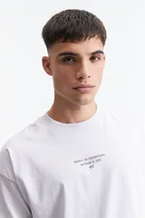 Remera lila de manga corta con corte boxy, cuello redondo y estampado frontal con la frase "Born in nineteen seventy six".