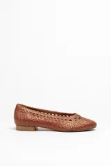 Zapato chata color marrón, completamente trenzado a mano en cuero vacuno.