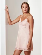 Chemise de seda fría en color gris, con apliques de encaje en el escote y ruedo, y breteles regulables.