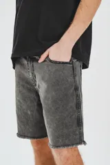 Bermuda gris con efecto lavado, de corte recto y largo a la rodilla. Presenta cintura con bragueta y botón metálico, bolsillos delanteros y traseros, y ruedo desflecado.