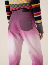 Pantalón de jean recto de tiro medio, confeccionado en tejido de algodón elastizado con estampado degradado de color violeta a blanco. Calce relajado, largo por arriba de los tobillos.