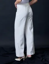 Pantalón de vestir azul marino, de corte ancho y tiro alto. Presenta bolsillos simulados en la parte delantera y cierre invisible en la parte posterior.
