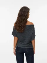 Top de un hombro color gris oscuro con manga corta y textura suave. Confeccionado en tejido de punto con mezcla de poliéster reciclado y elastano. Diseño de calce regular con textura suave y ligera.