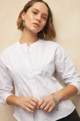 Camisa de manga larga y cuello mao, con detalle de botón plateado, confeccionada en 100% algodón.