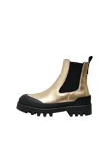 Botas Chelsea doradas con elástico lateral negro y suela track negra.