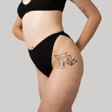 Bombacha de lycra negra de tiro alto con cavado ochentero y entrepierna de algodón PIMA.