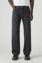 Pantalón de jean negro de corte recto y tiro medio.