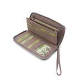 Billetera larga color gris de símil cuero, con cierre alrededor, múltiples compartimentos internos para tarjetas y documentos, bolsillo con cierre y correa de mano.