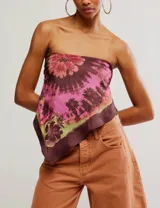 Top pañuelo con estampado floral en tonos rosa, marrón y verde.