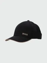 Gorra negra de algodón con visera curva y logo bordado en el frente.