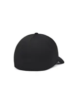 Gorro Under Armour color borgoña con logo bordado en blanco.