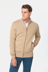 Campera tejida de algodón color azul con cierre frontal y cuello alto.