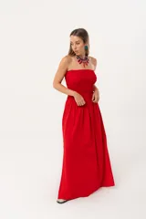 Vestido largo strapless rojo de lino imperial con nido de abeja elástico hasta la cintura y falda amplia.
