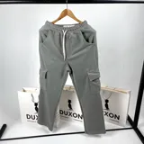 Jogging de algodón extra suave con diseño cargo y cintura elástica.