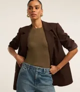 Blusa básica de manga corta y escote redondo, color blanco, confeccionada en tejido de viscosa y elastano.