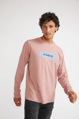 Remera de manga larga color rosa, con logo estampado en el frente y cuello redondo.