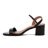 Sandalia de tacón bloque color blanco, con tira delantera y pulsera al tobillo con hebilla dorada.