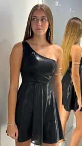 Vestido corto negro con acabado brillante, diseño de un solo hombro y falda acampanada.
