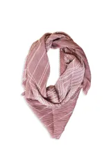 Pashmina cuadrada de poliéster, color gris con estampado geométrico en blanco y rosado.