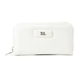 Billetera blanca de símil cuero con cierre perimetral y logo XL en el frente.