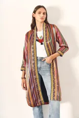 Saco largo con estampado a rayas verticales multicolores, con detalles bordados en dorado en los bordes.