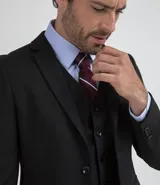 Blazer de vestir negro, corte slim fit, marca Preston Field, confeccionado en tejido poliviscose (80% poliéster, 20% viscosa).