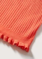 Top color salmón de tejido de punto fino con diseño entallado y crop. Tiene cuello escotado, tirantes anchos y terminaciones festoneadas.