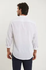 Camisa rosada de lino y algodón, con cuello mao, manga larga y bolsillo de parche en el pecho.