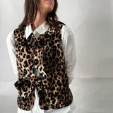 Chaleco con estampado animal print, con lazos para atar en el cuello y en la cintura.