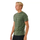 Remera verde con rayas horizontales negras, de corte clásico y mangas cortas.