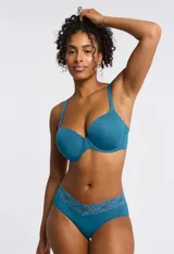 Panty corte hipster color azul petróleo, de lycra y encaje.