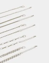 Set de 5 pulseras doradas con diferentes diseños de cadenas.