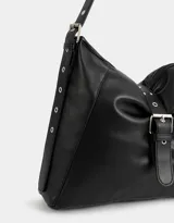 Cartera hobo color marrón claro de cuerina con correa regulable y hebilla decorativa frontal.