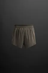 Shorts de running color verde oliva confeccionados en tejido técnico ligero y elástico con forro interior. Cintura elástica ajustable con cordón interior, bolsillo multifunción en la malla interior, bajo con corte al láser y logo estampado en la pernera.