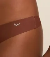 Kit de dos bombachas sin estampa, confeccionadas en microfibra ligera. Incluye una bombacha color marrón y una color rosa nude, ambas con corte bikini y tanga en la parte trasera.