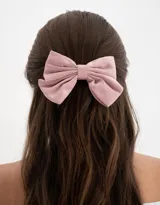 Hebilla francesa para el pelo con moño de tela color rosa.