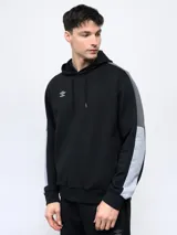 Buzo canguro gris con capucha, mangas ranglán celestes y detalles en blanco. Logo de Umbro bordado en el pecho.