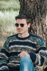 Buzo de lana tejido a mano con diseño único y combinación de colores variados. El diseño puede variar con respecto a la foto.