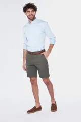 Bermuda de gabardina azul marino, corte recto, con bolsillos laterales y traseros.