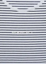 Camiseta blanca a rayas horizontales azules, de manga corta y cuello redondo.