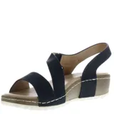 Sandalia con plataforma corrida color beige, con tiras anchas cruzadas en el empeine y tira trasera con hebilla.