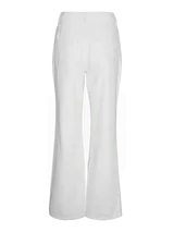 Pantalón de jean blanco de corte recto y tiro alto, con efecto destruido en las rodillas.