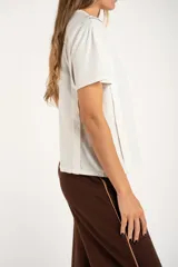 Remera color ladrillo de algodón con calce al cuerpo y mangas cortas.