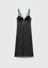 Vestido de encaje negro con escote en V y tirantes finos.