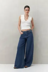 Top negro tejido sin mangas con escote en V y cuello tipo solapa.