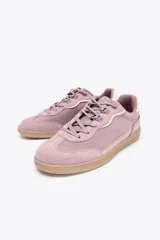 Zapatillas deportivas color rosa con detalles en blanco y suela color caramelo. Fabricadas con una combinación de materiales y cierre con doble cordón en contraste.