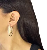 Aros tipo argolla dorados con diseño de múltiples aros y engarce de circonias.