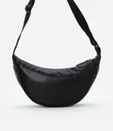 Bandolera marrón de poliuretano con correa ajustable.