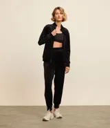 Pantalón deportivo negro confeccionado en microfibra con cintura elástica y corte jogger.